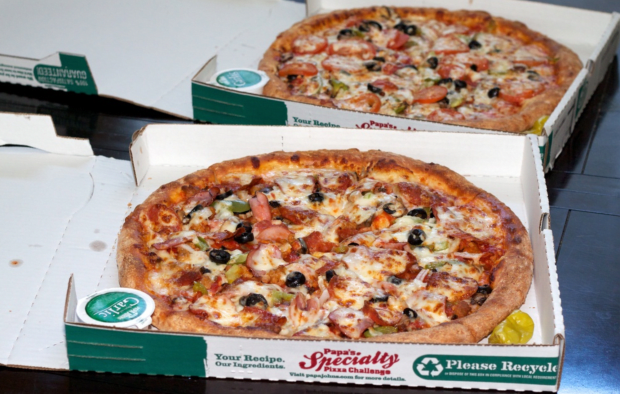 روز پیتزا بیت کوین | تصویر دو پیتزای دریافتی هانیچ که توسط او ثبت شده است.