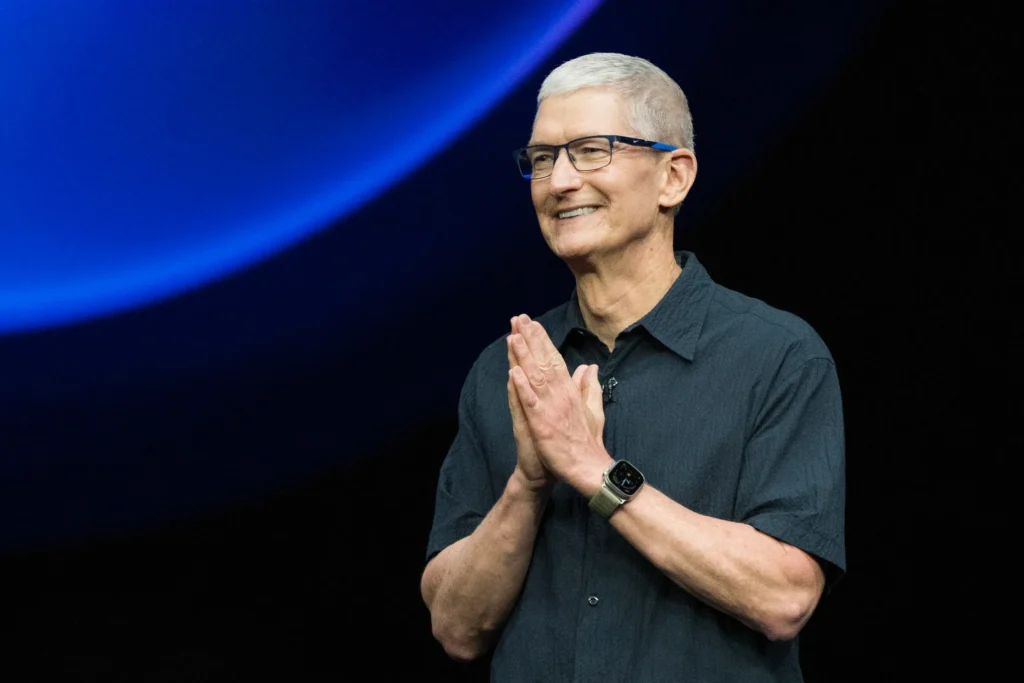 تیم کوک (Tim Cook) - منبع: The Seattle Times