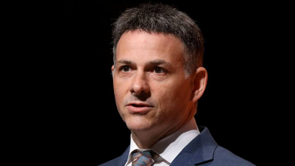 دیوید آینهورن (David Einhorn)، مدیرعامل گرین‌لایت کپیتال که ادعا می‌کند جیمز فیش‌بک در مورد عنوان شغلی و عملکرد خود در طول دو سال فعالیتش در این شرکت دروغ گفته است