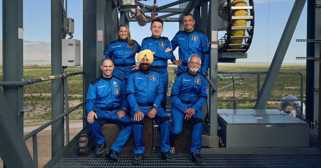 خدمه پرواز فضایی تجاری NS-34 در کنار جاستین سان - منبع: Blue Origin
