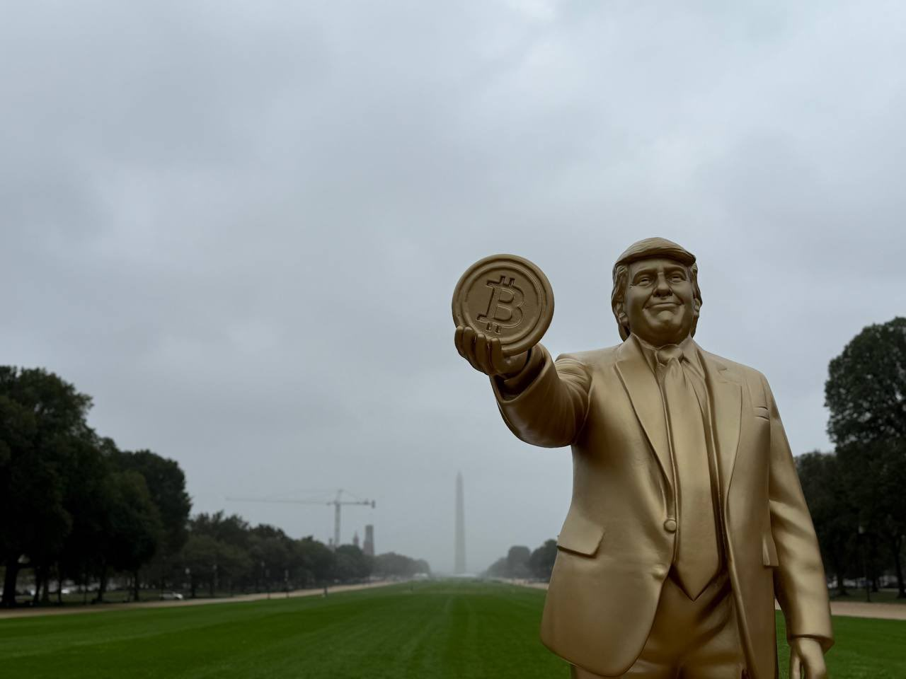مجسمه فومی دونالد ترامپ در National Mall - منبع: Donald J. Trump Golden Statue
