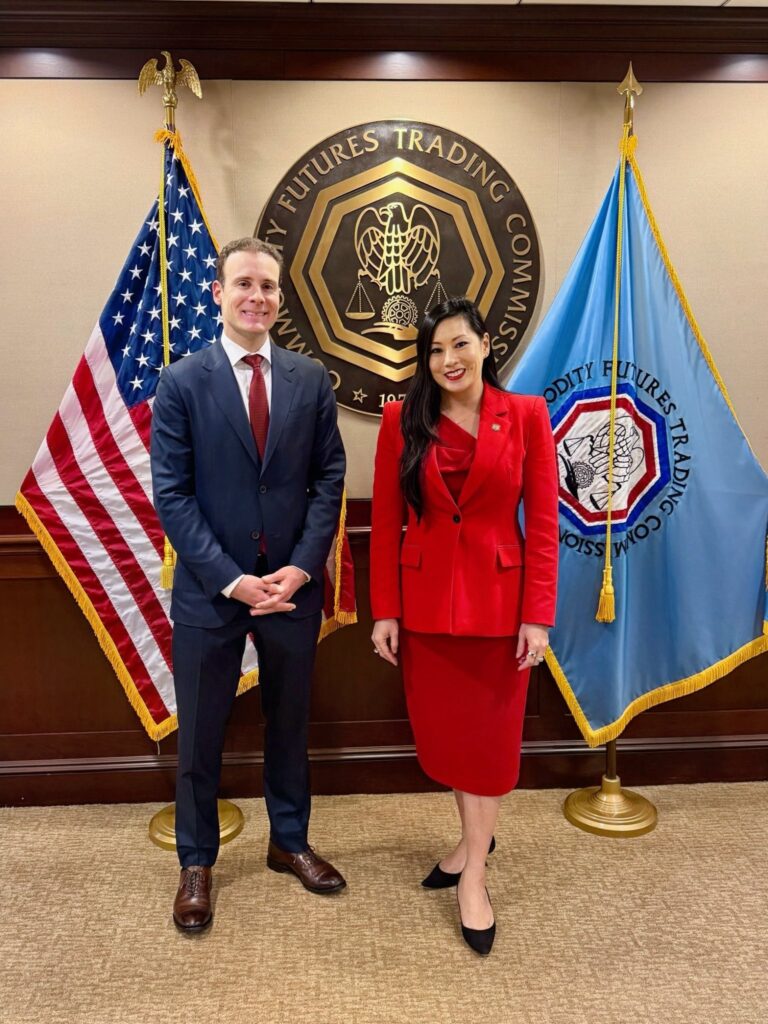 کارولین فم و مایکل سلیگ، ریاست پیشین و فعلی کمیسیون CFTC - منبع: Caroline Pham کارولین فم و مایکل سلیگ، ریاست پیشین و فعلی کمیسیون CFTC - منبع: Caroline Pham