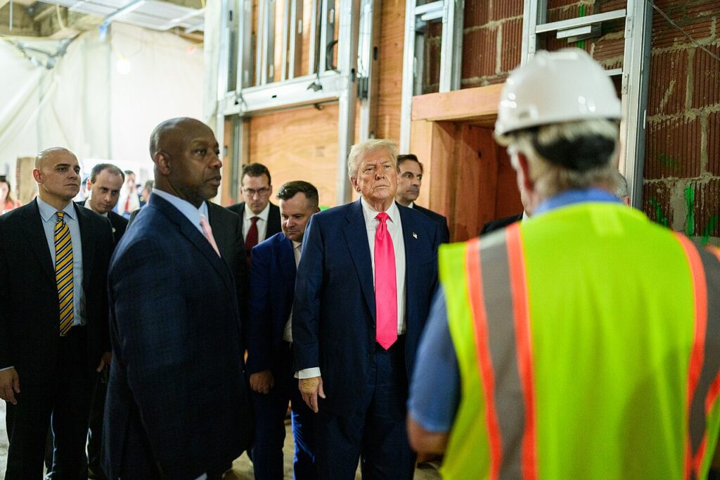 دیدار ترامپ و ریاست کمیته بانکداری سنا در کاخ سفید - منبع: The White House دیدار ترامپ و ریاست کمیته بانکداری سنا در کاخ سفید - منبع: The White House